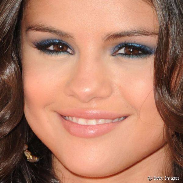 Donas de olhos castanhos como Selena Gomez, que usou esse look no Kids' Choice Awards 2012, t?m no azul-escuro um grande aliado 